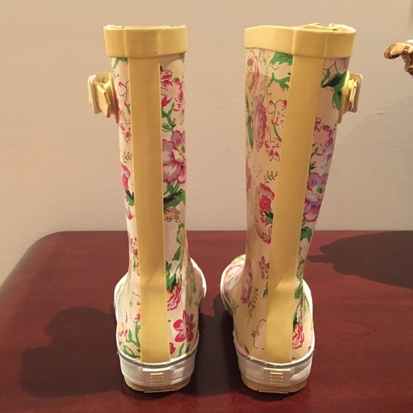 Land’s End Cutest rain boots. - Picture 6 of 8